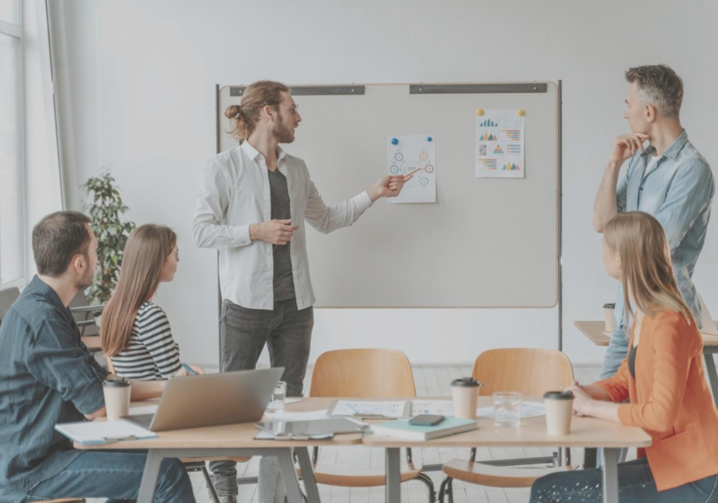 Persone in una sessione di sviluppo delle competenze comunicative