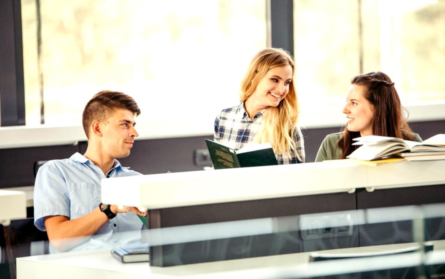 Sessione di formazione interattiva sulla comunicazione psicologica con partecipanti attivi