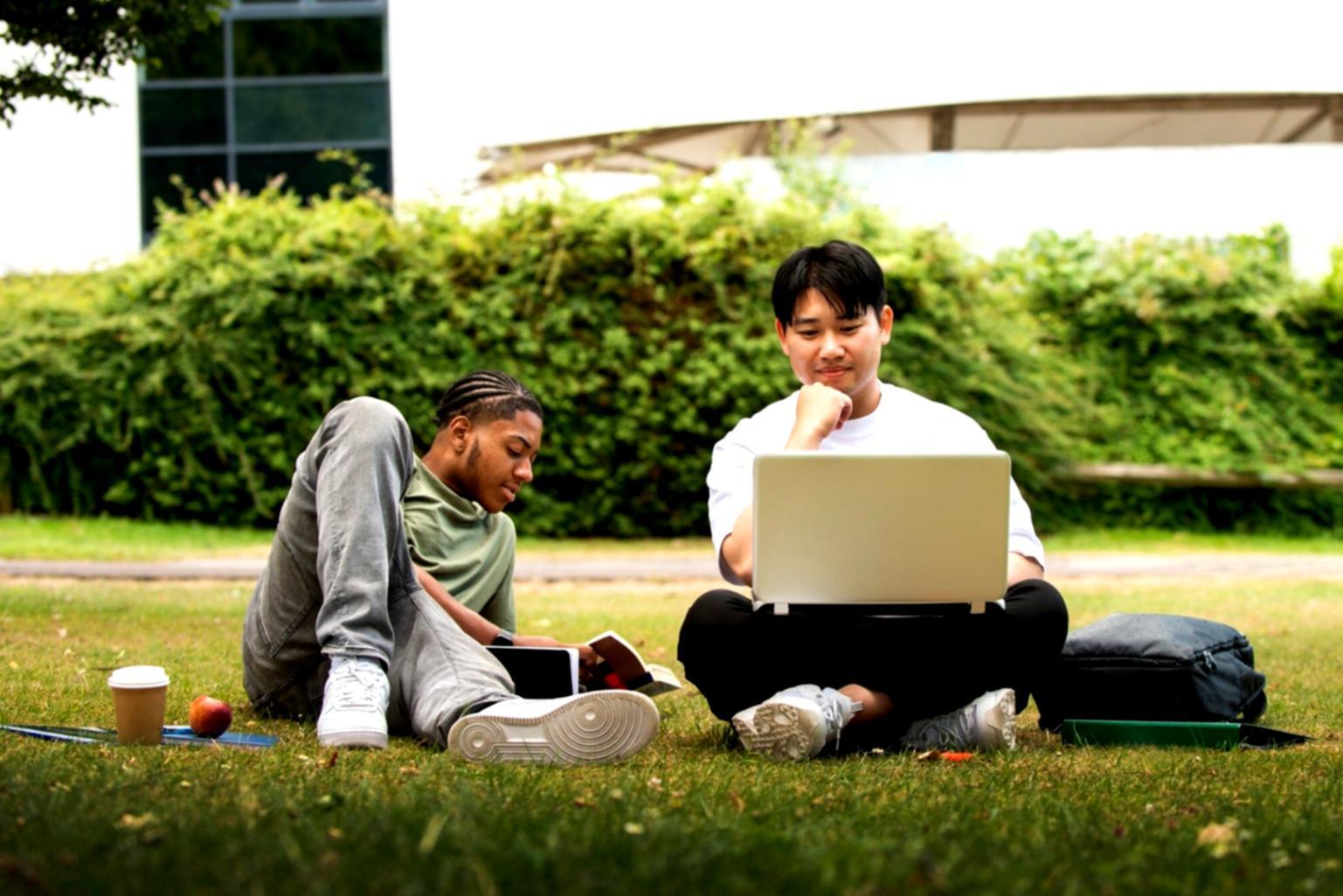 Gruppo di professionisti durante sessione di comunicazione pratica